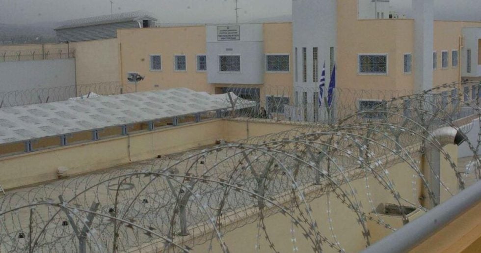 Προφυλακιστέοι ο δράστης και ο αρχιφύλακας για τον φόνο στις φυλακές Δομοκού
